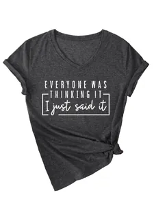 Gros plan du t-shirt femme gris anthracite à col en V avec impression de texte blanc