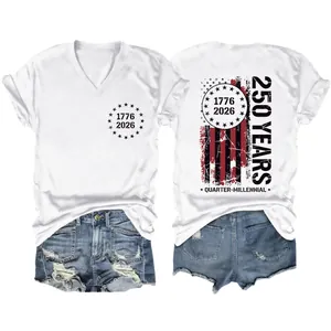 Εμπρός και πίσω όψη λευκού T-shirt με λαιμό V και στάμπα για την επέτειο 250 ετών