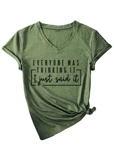 Détail d'un t-shirt vert col en V pour femmes avec l'imprimé 'EVERYONE WAS THINKING'