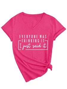 Gros plan du t-shirt rose à col en V avec slogan 'Everyone was thinking it' imprimé