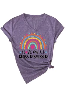 Détail du t-shirt violet à col en V avec imprimé arc-en-ciel et texte I Love You All