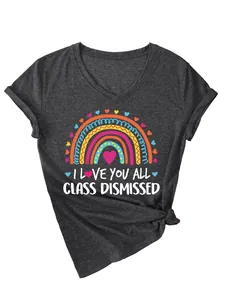 Détail d'un T-shirt gris à col en V avec arc-en-ciel et imprimé 'Class Dismissed'
