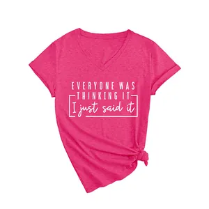 T-shirt fuchsia col en V pour femme avec inscription 'Everyone was thinking it'.