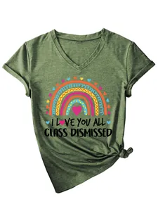 Vue détaillée d'un t-shirt femme vert olive à col en V avec imprimé arc-en-ciel et cœur