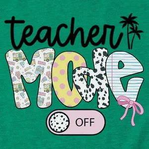 Nahaufnahme des 'Teacher Mode Off' Grafikdrucks auf grünem T-Shirt-Stoff