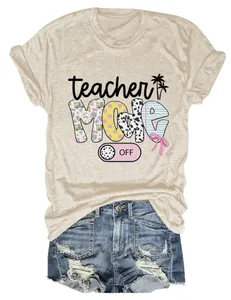 Detailansicht des Teacher Mode Off Grafikdrucks auf beigem Damen-Baumwoll-T-Shirt Outfit