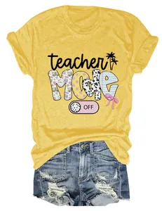 Nahaufnahme des Teacher Mode Off Grafikdrucks auf einem lebhaften gelben Damen Sommer T-Shirt