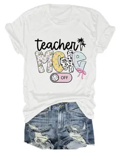 Nahaufnahme eines weißen T-Shirts mit Teacher Mode Off Grafik und zerrissenen Jeansshorts