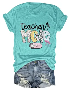 Detailansicht eines türkisen Damen-T-Shirts mit Teacher Mode Off Grafik-Print und Jeans