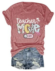 Detailansicht des Teacher Mode Off Aufdrucks auf einem roten Sommer-T-Shirt für Damen