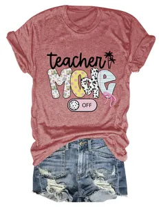 Detailansicht des Teacher Mode Off Print-T-Shirts mit modischen Distressed-Denim-Shorts