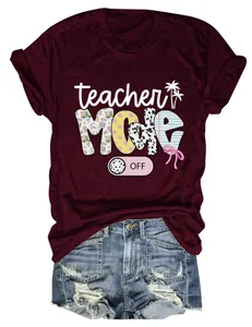Modisches burgunderrotes Teacher Mode Off T-Shirt mit distressed blauen Denim-Shorts.