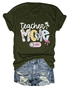 Detailansicht des Teacher Mode Off Grafik-T-Shirts mit zerrissenen Jeans-Shorts