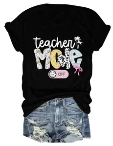 Schwarzes Grafik-T-Shirt mit künstlerischem Teacher Mode Off-Druck und Mustern.