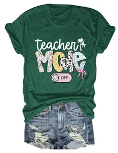 Detailansicht des Teacher Mode Off Aufdrucks auf dunkelgrünem T-Shirt Flachlay