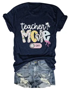 Detailansicht eines dunkelblauen T-Shirts mit dem verspielten 'Teacher Mode Off' Grafikdruck