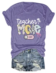 Stylisches violettes Teacher Mode Off Grafik-T-Shirt mit distressed Denim-Shorts