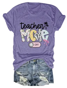 Detailansicht des lilafarbenen Teacher Mode Off T-Shirts mit Denim-Shorts