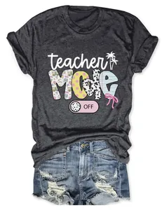 Detailansicht eines dunkelgrauen Teacher Mode Off Grafik-T-Shirts mit Denim-Shorts.