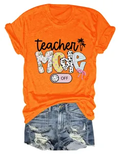 Detailansicht des 'Teacher Mode Off' Grafikdrucks auf einem orangenen Damen Sommer-T-Shirt.