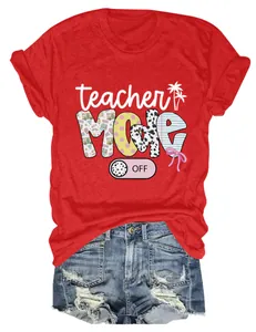 Detailansicht des 'Teacher Mode Off' Grafikdrucks auf rotem Sommer-T-Shirt aus Baumwolle
