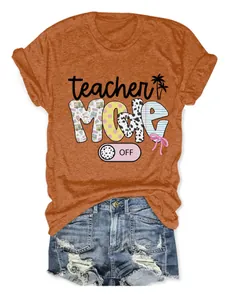 Nahaufnahme des Teacher Mode Off Grafikdrucks auf einem orangefarbenen Damen T-Shirt
