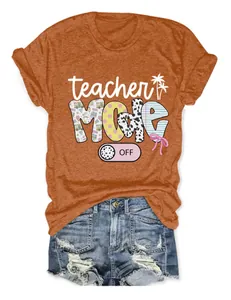 Detailansicht des teacher mode off Aufdrucks auf einem schicken orangefarbenen T-Shirt