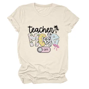 Detailansicht des kreativen 'Teacher Mode Off' Grafikdrucks auf beigem Rundhals-Sommer-T-Shirt