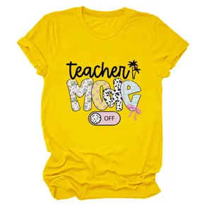 Detailansicht des 'Teacher Mode Off' Grafikdrucks auf einem leuchtend gelben T-Shirt.