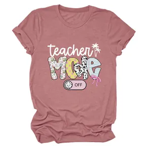 Detailansicht des 'Teacher Mode Off' Aufdrucks auf einem mauvefarbenen T-Shirt