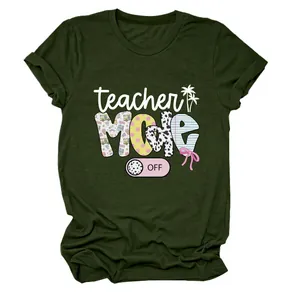 Detail eines olivgrünen Damen-T-Shirts mit buntem 'Teacher Mode Off'-Grafikdruck