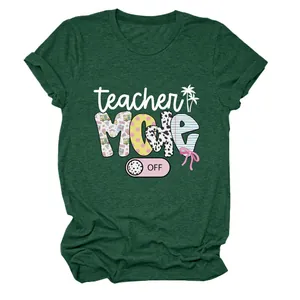 Detailansicht der 'Teacher Mode Off' Grafik auf einem dunkelgrünen T-Shirt aus Baumwolle