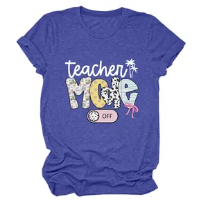 Detailansicht eines blauen T-Shirts mit dem lässigen 'Teacher Mode Off' Grafikdruck.