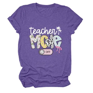 Detailansicht des 'teacher MODE OFF' Aufdrucks auf einem lila T-Shirt