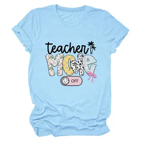 Detailaufnahme eines hellblauen T-Shirts mit buntem "Teacher Mode OFF" Grafikdesign.