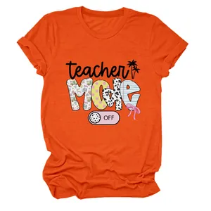 Detailansicht eines orangefarbenen T-Shirts mit kreativem 'Teacher Mode Off' Grafikdruck