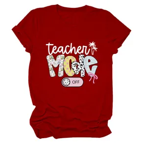 Nahaufnahme des teacher mode off Grafikdrucks auf einem roten kurzärmeligen T-Shirt.