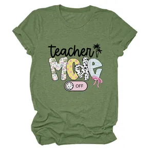 Nahaufnahme eines grünen Baumwoll-T-Shirts mit dem bunten 'Teacher Mode Off' Grafikdesign