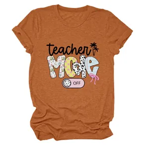 Nahaufnahme eines orangefarbenen T-Shirts mit bunter Teacher Mode Off Grafik-Aufdruck