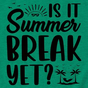 Detailansicht des schwarzen Aufdrucks 'Is It Summer Break Yet?' auf grünem Baumwollstoff.