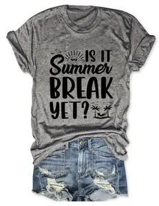 Detail der 'Is It Summer Break Yet?'-Grafik auf grauem Rundhals-Baumwoll-T-Shirt für Damen.