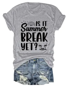 Nahaufnahme eines grauen Damen-T-Shirts mit 'Is It Summer Break Yet?'-Slogan
