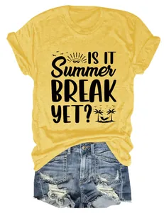 Detailansicht eines gelben T-Shirts mit Summer Break-Aufdruck und blauen Jeansshorts