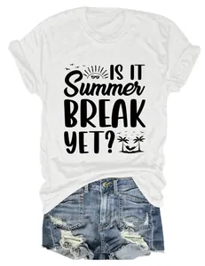 Detailansicht eines weißen T-Shirts mit dem Slogan 'Is It Summer Break Yet?' und Palmen