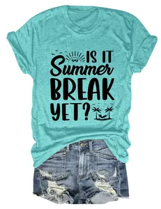 Türkisblaues T-Shirt mit Rundhalsausschnitt und 'Is It Summer Break Yet?' Slogan-Druck.
