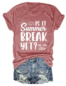 Detailansicht eines ziegelroten Damen-T-Shirts mit weißem Is It Summer Break Yet? Aufdruck.