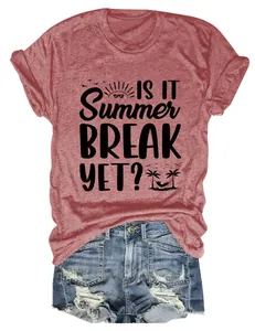 Nahaufnahme eines roten T-Shirts mit 'Is It Summer Break Yet?' Aufdruck und Denim-Shorts