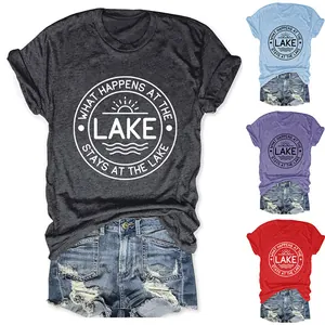 Vue détaillée d'un t-shirt à manches courtes pour femme avec motif 'What happens at the lake'