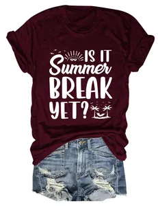 Detail des weinroten T-Shirts mit 'Is It Summer Break Yet?'-Slogan und Denim-Shorts