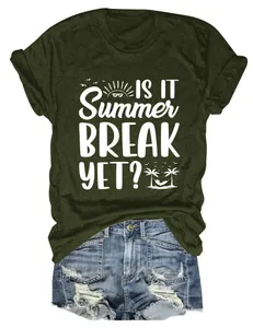 Nahaufnahme des dunkelgrünen Damen-T-Shirts mit 'Is It Summer Break Yet?'-Druck